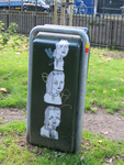 838188 Afbeelding van drie 'graffitistickers' op een afvalbak in het parkje bij de Oosterstroom tegenover de ...